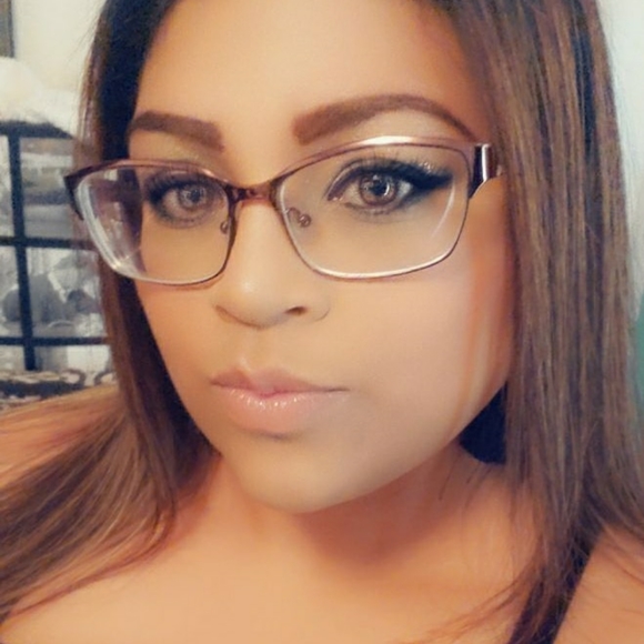 Meet your Posher, Cynthia - Picture 2 of 4